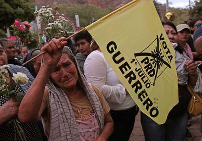 Un mujer llora en el funeral de la candidata Aid&eacute; Nava. 