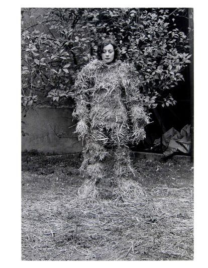 Una de las imágenes de la serie 'El cuerpo cubierto de paja', de 1975.