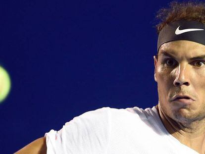 Nadal observa la bola durante el partido ante Lorenzi.