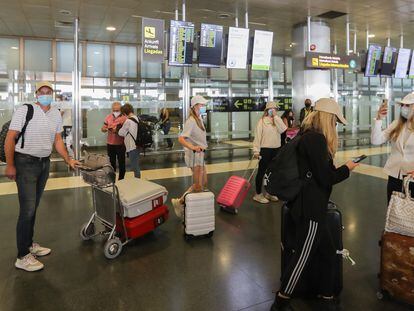 Varios turista, en la terminal de llegadas del aeropuerto de Gran Canaria.