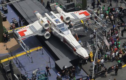 Con permiso del Halcón Milenario, la nave por excelencia de Star Wars es el X-Wing, el que pilotó Luke Skywalker para colar por ese blanco imposible los dos torpedos de protones que mandaron al pairo la Estrella de la Muerte. Pues bien, en 2013, 32 locos de la fábrica de Lego de la República Checa rompieron el récord de la cosa más grande construido con ladrillos lego. Un X-Wing a tamaño real para el que utilizaron 5.335.200 ladrillos.