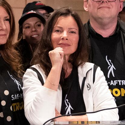 EA4675. LOS ANGELES (ESTADOS UNIDOS), 15/07/2023.- La presidenta de SAG-AFTRA (Screen Actors Guild - American Federation of Television and Radio Artists), Fran Drescher (C), asiste a una rueda de prensa, el 13 de julio 2023, en la que anuncia el inicio de una huelga en la sede del gremio en Los Ángeles, California (EEUU). Hasta este jueves a Fran Drescher (Nueva York, 1957) se la conocía principalmente por haber protagonizado la serie "The Nanny" ("La Niñera"), pero su declaración de huelga como presidenta del gremio de actores de EE.UU. ha dado un vuelco a su imagen y la ha erigido como una combativa líder sindical. EFE/EPA/ETIENNE LAURENT