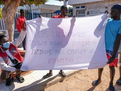 Alrededor de medio centenar de residentes del Centro de Estancia Temporal de Inmigrantes (CETI) de Melilla se han concentrado este lunes para exigir una investigación tras el salto a la valla.