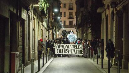 “Apaga la tele y okupa tú también”, reza la pancarta de unos okupas que se manifestaban en Barcelona a inicios de 2021. 
