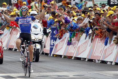 Chavanel celebra, brazos en alto, su victoria en solitario en la meta de la Estación de Rousses.