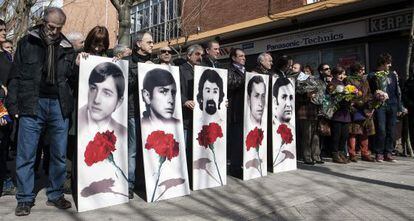 Acto celebrado ayer en Vitoria en memoria de los cinco trabajadores muertos por disparos de la polic&iacute;a el 3 de marzo de 1976