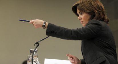 La vicepresidenta, Soraya Sáenz de Santamaría, da la palabra a un periodista en una comparecencia tras un Consejo de Ministros.