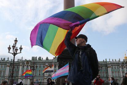 Un ciudadano ondea la bandera LGTBI durante la celebración del Orgullo en San Petersburgo, en agosto de 2019.