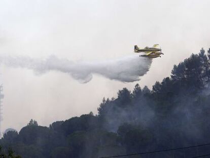 Un avi&oacute; dels Bombers durant les tasques d&#039;extinci&oacute; de l&#039;incendi. 