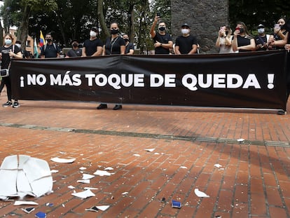 Miembros de la industria del entretenimiento protestan en Medellín contra las medidas para prevenir el coronavirus.