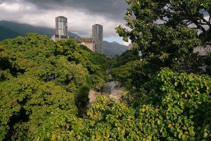Vista de las torres de Parque Central y el río Guaire en Caracas, Venezuela.