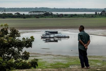 AME8207. MANAOS (BRASIL), 26/10/2022.- El pescador Manoel Andrade de Araújo, de 73 años, observa su barco estancado en las aguas bajas del Lago do Aleixo afectado por la sequía, el 25 de octubre de 2022, en el Amazonas, en Manaos (Brasil). El río Amazonas está en niveles mínimos a su paso por Brasil por la sequía, que afecta ya a todos los 62 municipios que componen el estado de Amazonas. De acuerdo con la Defensa Civil regional, 41 municipios están en alerta, tres declararon el estado de emergencia y los 18 restantes tienen problemas de abastecimiento y salida de producción, principalmente agrícola y pesquera, debido al estiaje. EFE/ Raphael Alves
