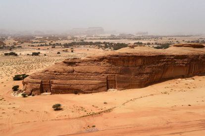 Arqueólogos utilizaron también Google Maps para encontrear cientos de "puertas" de piedra construidas en roca en un remoto desierto de Arabia Saudí, que podrían remontarse hasta 7.000 años. También descubrieron evidencias de 46 lagos que se cree que existieron en el desierto de Nefud en el norte de Arabia Saudí, lo que según los expertos ha dado credibilidad a la teoría de que la región oscilaba entre los períodos de desertificación y un clima más húmedo. En la imagen, vista aérea de un complejo de tumbas excavadas en la arena del desierto en Madain Saleh cerca de la ciudad saudí de Al-Ula.