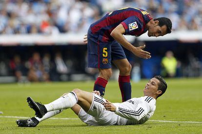 El delantero del Real Madrid, Cristiano Ronaldo y el centrocampista Sergio Busquets, durante el partido.