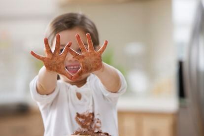 Una de las manías que tienen los niños es limpiarse en la ropa mientras comen, aunque tengan servilletas.