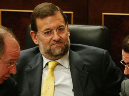 Rodrigo Rato junto a Mariano Rajoy y Jos&eacute; Mar&iacute;a Aznar en el Congreso de los Diputados en 2005.