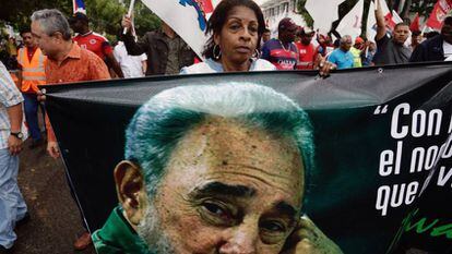 Una mujer carga una pancarta de Fidel en la embajada de Cuba en Panamá. A. FRANCO AP