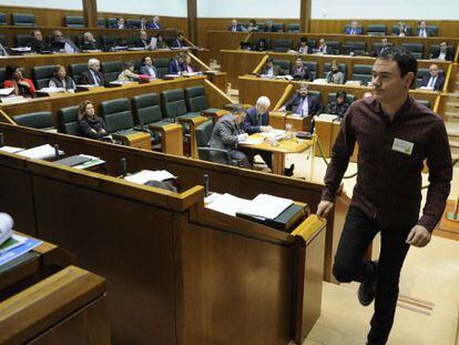 Hasier Arraiz se dispone a intervenir en el pleno del Parlamento.