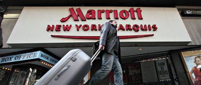 Un cliente pasa por delante de un hotel de Marriott