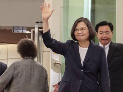 La presidenta de Taiwán, Tsai Ing-wen, saluda este jueves al partir desde el aeropuerto internacioal de Taoyuan hacia el Caribe y EE UU. En vídeo, declaraciones de Tsai Ing-wen.