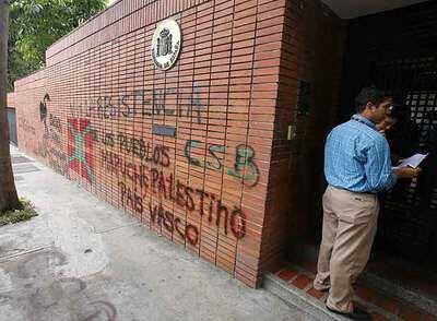 Pintadas a favor de ETA y la independencia del País Vasco en la fachada de la Embajada de España.