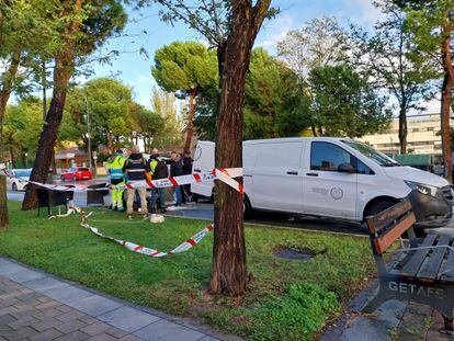 Momento en el que se ha producido el levantamiento del cadáver de la mujer, en la avenida de Arcas del Agua de Getafe.