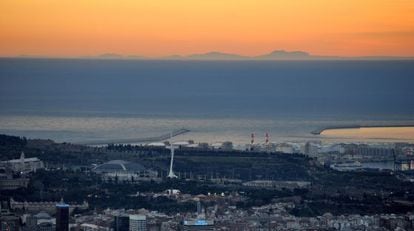 Una imagen de Barcelona con las vistas de la Serra de Tramuntana al fondo.