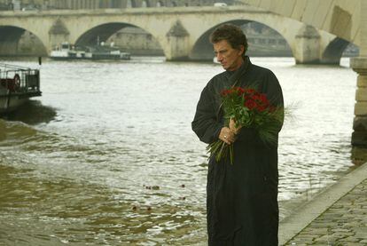 Jack Lang, devant le pont Carousel à Paris, le 29 janvier 2005, en hommage à Mitterrand.