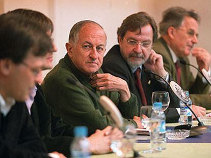 Juan Goytisolo, entre José María Ridao, Juan Luis Cebrián y Santos Juliá.