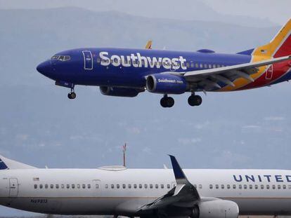 Imagen de archivo con aviones de Southwest Airlines y United Airlines en el aeropuerto de San Francisco en Burlingame, California. 