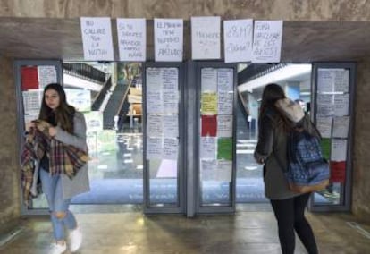 Entrada a la Facultad de Filosofía y Ciencias de la Educación de la Universidad de Valencia, llena de carteles contra el machismo.