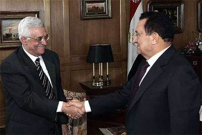 Mahmud Abbas saluda a Hosni Mubarak tras su llegada a Sharm el Sheij.