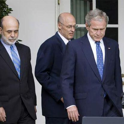 George Bush, en primer término, junto a Ben Bernanke (izquierda) y Henry Paulson, en La Casa Blanca.
