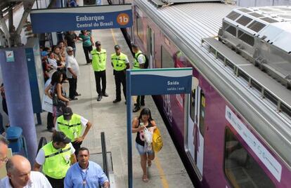 Uno de los nuevos trenes de Supervía circula por la estación Central do Brasil, en Río de Janeiro.