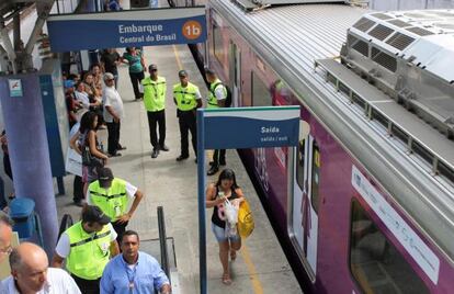 Uno de los nuevos trenes de Superv&iacute;a circula por la estaci&oacute;n Central do Brasil, en R&iacute;o de Janeiro.