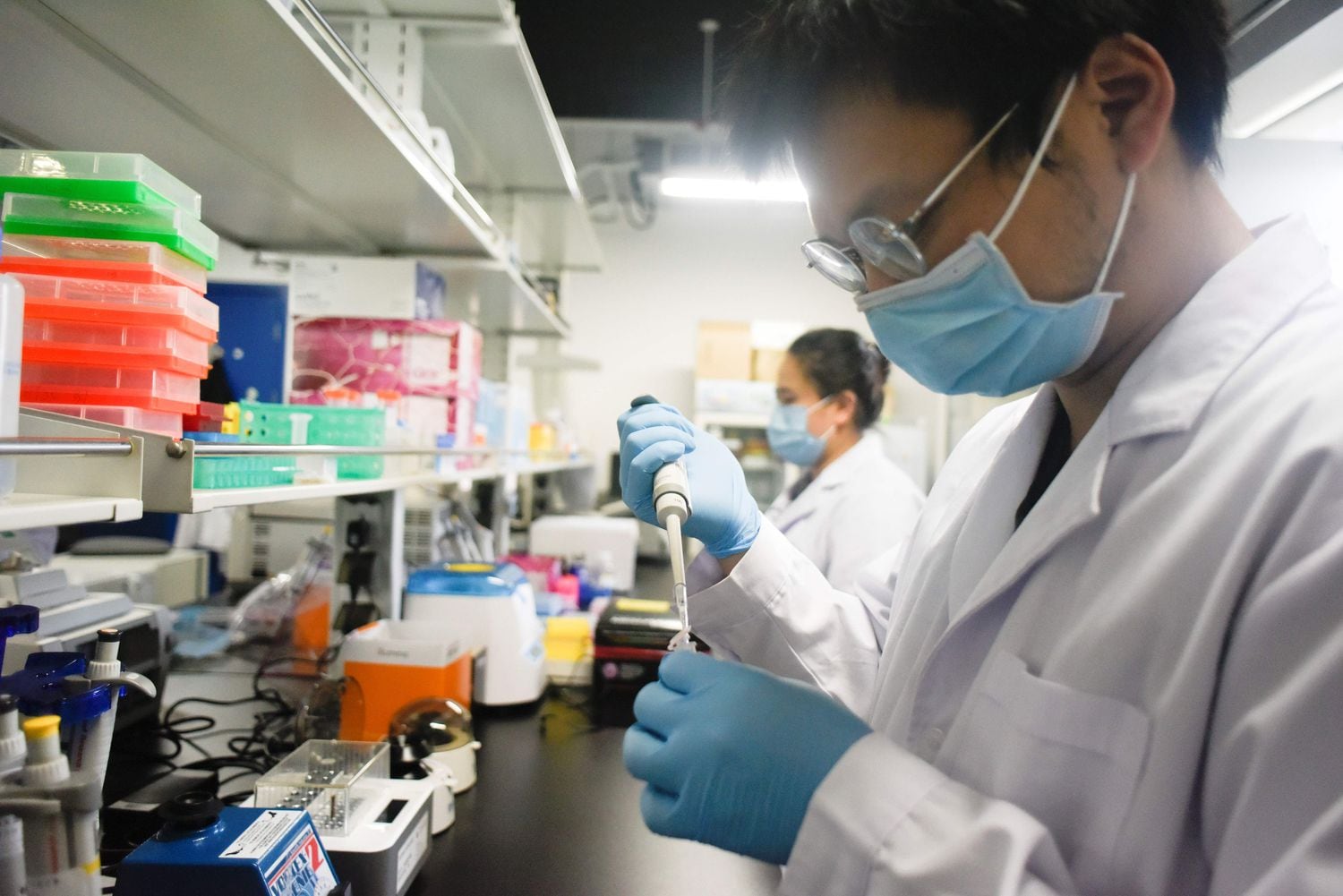 Investigadores de la Universidad de Pekín realizan un ensayo con la vacuna contra la covid.
