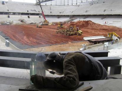 Un soldador trabajando dentro del estadio Arena da Baixada en Curitiba. 