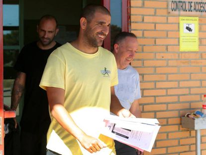 Carlos Aranda (en primer término) y Raúl Bravo salen de la prisión de Zuera (Zaragoza).