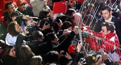 Fernando Alonso firma aut&oacute;grafos en el circuito Ricardo Tormo de Cheste, donde Ferrari celebr&oacute; el fin de temporada. 