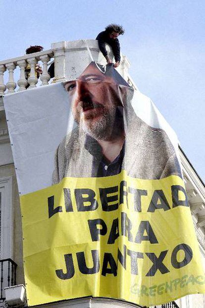 Protesta de Greenpeace, ayer en la Puerta del Sol de Madrid.