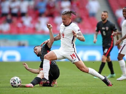 Kalvin Phillips lucha con Mateo Kovacic en el Inglaterra-Croacia del domingo en Wembley.