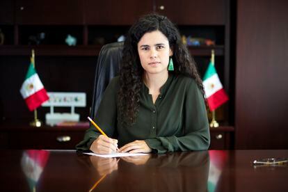 Luisa María Alcalde Luján, titular de la Secretaría del Trabajo y Previsión Social, posa para un retrato en su oficina en Ciudad de México, este 12 de julio.