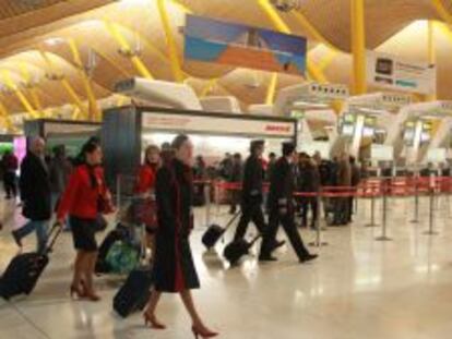 Grupo de azafatas de Iberia en la terminal 4 del aeropuerto madrile&ntilde;o de Barajas.