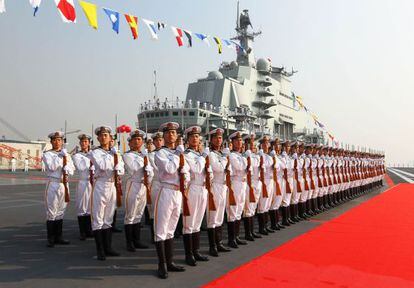 Soldados chinos junto al portaaviones Lianoning, en Dalian.