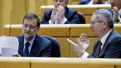 Alberto Ruiz-Gallardón aplaude a Rajoy, este miércoles en el Senado.