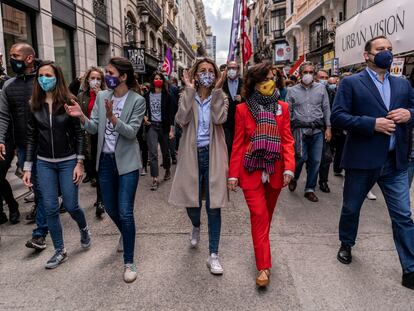 Desde la izquierda, Ione Belarra, Irene Montero, Yolanda Díaz, Carmen Calvo y José Luis Ábalos, este sábado por las calles de Madrid.