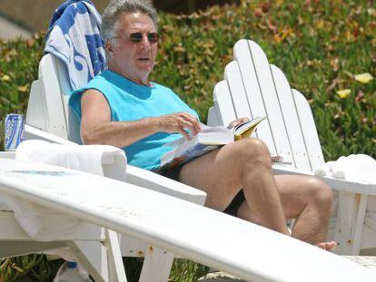 Dustin Hoffman, descansando en su casa en Malib&uacute;.
