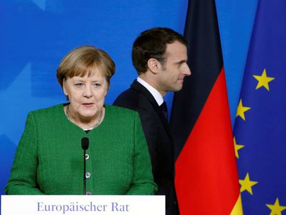 La canciller alemana, Angela Merkel, junto al presidente francés, Emmanuel Macron, en la última cumbre en Bruselas.