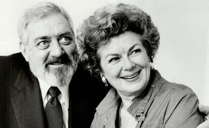 Raymond Burr y Barbara Hale, en la serie 'Perry Mason' en 1963