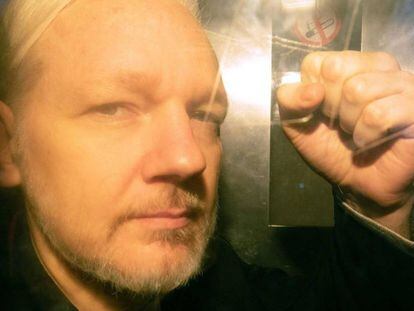 Julian Assange a su llegada a un tribunal londinense que decide sobre si violó la libertad condicional. En vídeo, perfil de Assange.